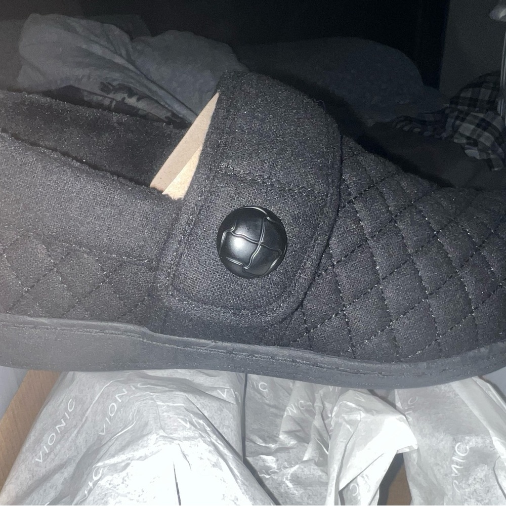 New in box Women’s Vionic black shoes size 9